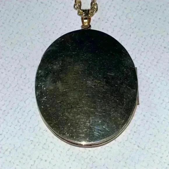 Vintage feminine gold tone oval locket with image of lovers 24” - Picture 4 of 7